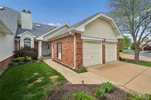 7326 Westover Colonial Ln, Shrewsbury, MO 63119 - Photo 2