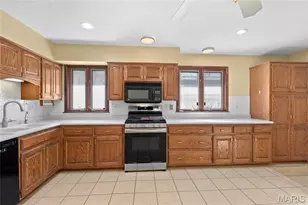 3588 Eileen Ann Dr, Saint Louis, MO 63129 - Photo 10