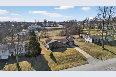 16 Knollwood Court, Saint Charles, MO 63304 - Photo 2