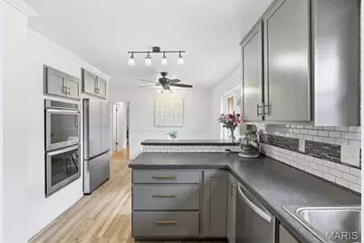 1030 Camelot Gardens Dr Drive, Saint Louis, MO 63125 - Photo 10