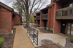 4 The Pines Ct, Chesterfield, MO 63141 - Photo 2