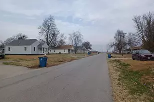302 N 3rd St, Chaffee, MO 63740 - Photo 2