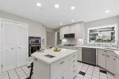 12142 Royal Valley Drive, Creve Coeur, MO 63141 - Photo 8