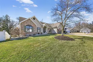 26 Dalton Valley Dr, Saint Peters, MO 63376 - Photo 2
