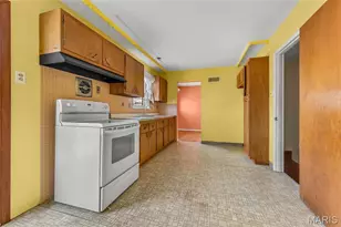 9200 Papoose Dr, Saint Louis, MO 63123 - Photo 6