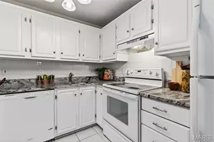 9137 Wrenwood Ln, Brentwood, MO 63144 - Photo 10