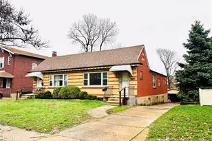 1146 Moorlands Dr, Saint Louis, MO 63117 - Photo 1