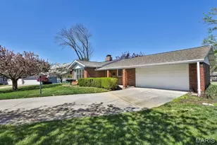 127 S Cardinal Ln, Saint Charles, MO 63301 - Photo 2