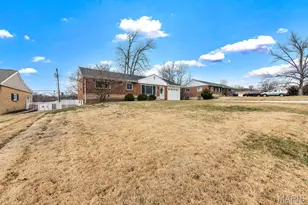 8815 Glen Rose Dr, Saint Louis, MO 63126 - Photo 2