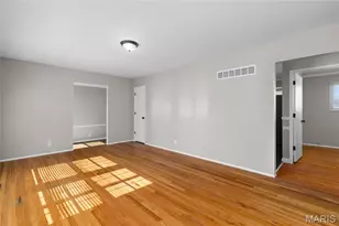 725 Pelican Ln, Florissant, MO 63031 - Photo 2