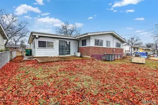 10139 Edgefield Dr, Saint Louis, MO 63136 - Photo 2