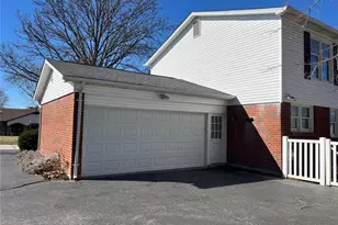 442 Royalwood Dr, Creve Coeur, MO 63141 - Photo 2