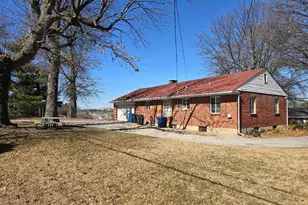 7126 Forest Hill Dr, Saint Louis, MO 63121 - Photo 2