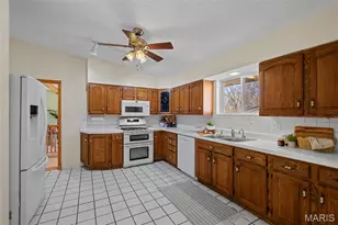 15 Oakwood Ln, Saint Louis, MO 63129 - Photo 10