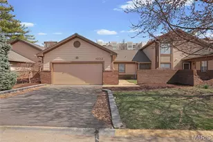 1032 King Henry Ct, Creve Coeur, MO 63146 - Photo 1