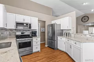 7225 Crystal Lake Ct, Saint Louis, MO 63129 - Photo 4