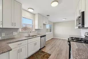 1077 Dawn Valley Dr, Maryland Heights, MO 63043 - Photo 8