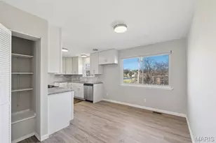 1077 Dawn Valley Dr, Maryland Heights, MO 63043 - Photo 6