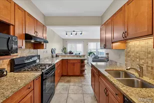 11934 Autumn Lakes Dr, Maryland Heights, MO 63043 - Photo 10