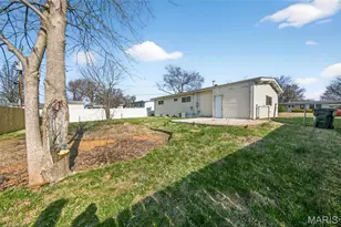 460 Wren Dr, Florissant, MO 63031 - Photo 2