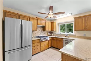 360 Huntleigh Manor Dr, Saint Charles, MO 63303 - Photo 4