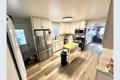 710 Central Parkway, Florissant, MO 63031 - Photo 8