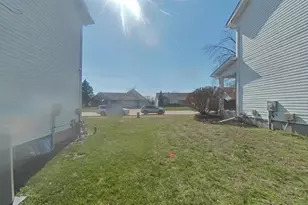 1860 Chateau Du Mont Dr, Florissant, MO 63031 - Photo 4