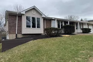 924 Fernview Dr, Creve Coeur, MO 63141 - Photo 2