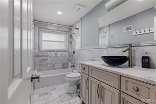 9443 Oakwood Manor Ln, Sunset Hills, MO 63126 - Photo 18