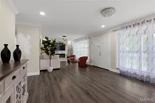 9443 Oakwood Manor Ln, Sunset Hills, MO 63126 - Photo 6