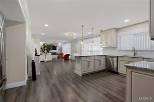 9443 Oakwood Manor Ln, Sunset Hills, MO 63126 - Photo 12