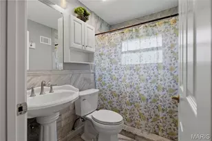 9443 Oakwood Manor Ln, Sunset Hills, MO 63126 - Photo 14