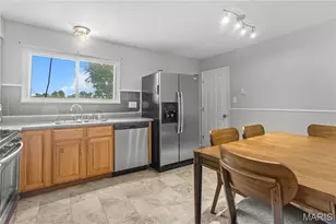 2500 Wesglen Estates Dr, Maryland Heights, MO 63043 - Photo 8
