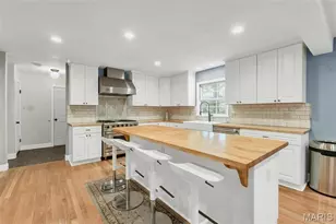 9 Middlebury Ln, Chesterfield, MO 63017 - Photo 2