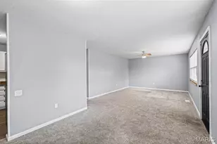 2400 Bluegrass Ln, Florissant, MO 63033 - Photo 10