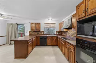 7127 Honey Ln, Saint Louis, MO 63129 - Photo 10