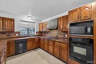 7127 Honey Ln, Saint Louis, MO 63129 - Photo 12