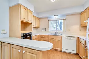 815 Montmartre Ct, Saint Louis, MO 63141 - Photo 14