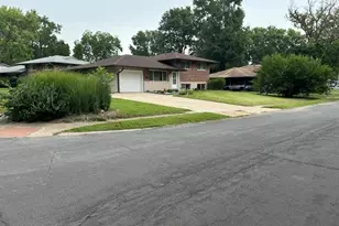 1925 Apple Blossom Ct, Florissant, MO 63031 - Photo 2