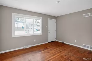 10185 Green Valley Dr, Saint Louis, MO 63136 - Photo 6