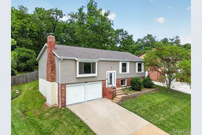 719 La Bonne Parkway, Manchester, MO 63021 - Photo 2