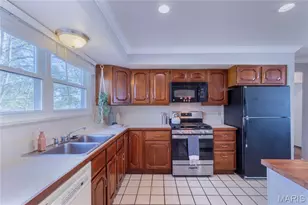 2402 Wesglen Estates Dr, Maryland Heights, MO 63043 - Photo 10