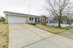 908 Crescent Dr, Saint Charles, MO 63301 - Photo 2
