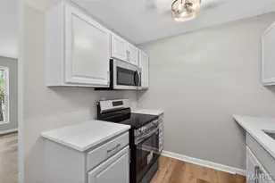 10469 Briarbend Dr, Creve Coeur, MO 63146 - Photo 14