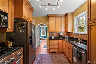 121 Parkland Ave, Glendale, MO 63122 - Photo 22