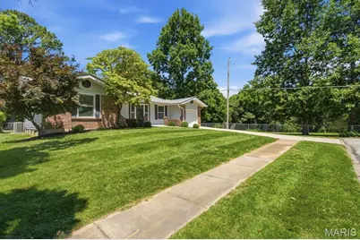 893 Oklahoma Avenue, Ballwin, MO 63021 - Photo 2