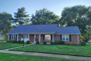 1029 Fernway Ln, Creve Coeur, MO 63141 - Photo 1