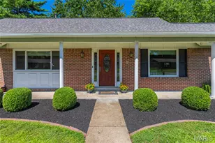 1029 Fernway Ln, Creve Coeur, MO 63141 - Photo 2