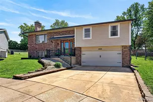 12538 Parkway Acres Ct, Maryland Heights, MO 63043 - Photo 2