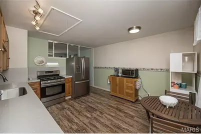 12167 Parkwood Place, Maryland Heights, MO 63043 - Photo 10
